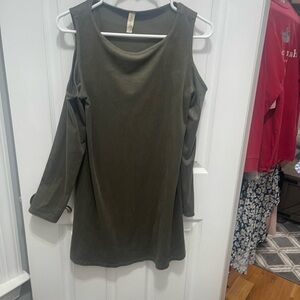 Pixie and Ivy Green Cut Out 3/4 Sleeve Tunic cold shoulder